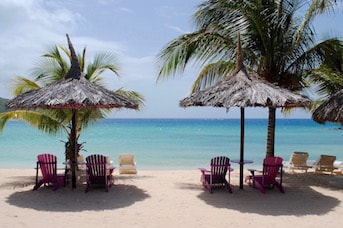 Transats près de la plage